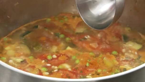 Minestrone bytí vyhloubil hrnce — Stock video