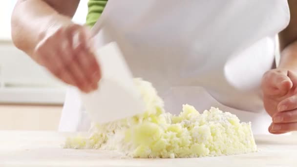 Potatoes mixed with flour — Stock Video