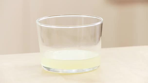 Glas citronsaft — Stockvideo