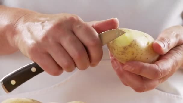 Πατάτες, που ξεφλουδίζονται — Αρχείο Βίντεο