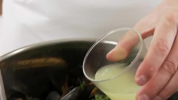 Свежевыжатый лимонный сок добавляют в приготовленные мидии — стоковое видео
