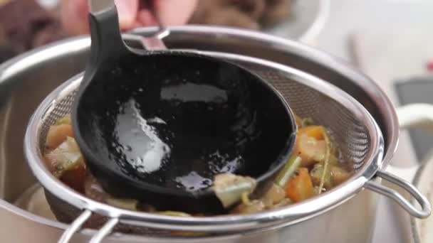 Molho com legumes sendo peneirados — Vídeo de Stock