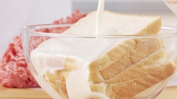Brot wird in Milch getränkt — Stockvideo