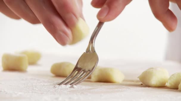 Gnocci siendo arrollado sobre un tenedor — Vídeos de Stock