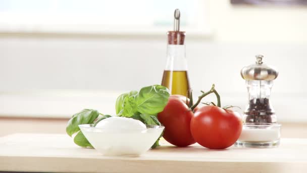 Ingredientes para ensalada Caprese — Vídeo de stock