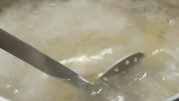 Nhoque sendo cozido em água — Vídeo de Stock