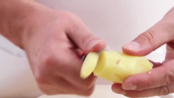 Geschilde aardappelen wordt gesneden — Stockvideo