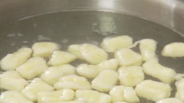 Gnocci se extrae del agua salada — Vídeo de stock