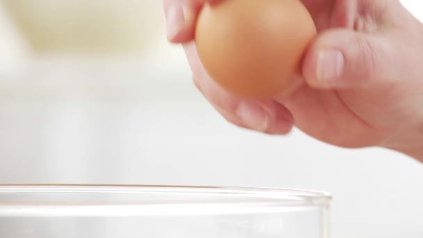 Яйцо бьют в миске — стоковое видео