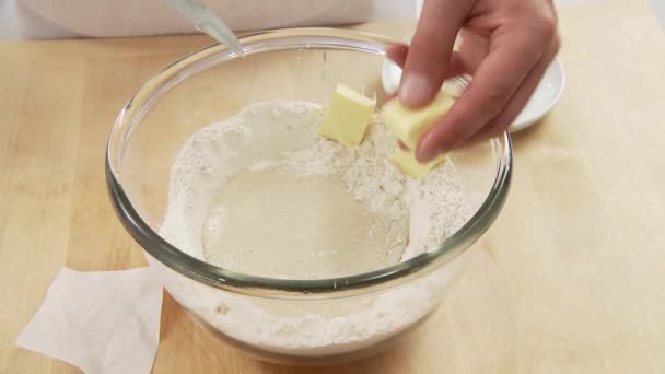 Manteiga a ser colocada à volta da massa inicial — Vídeo de Stock