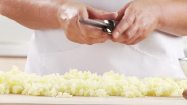 Cooked potatoes being seasoned with fresh — Stock Video