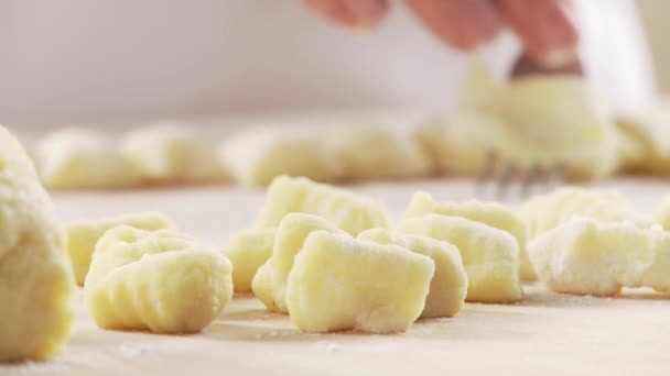 Gnocchi siendo enrollados — Vídeos de Stock