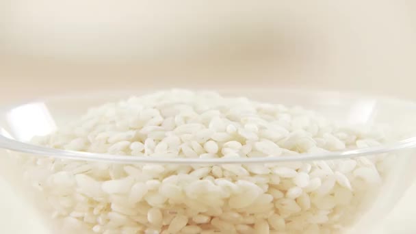 Mano tomando un tazón de arroz risotto — Vídeos de Stock