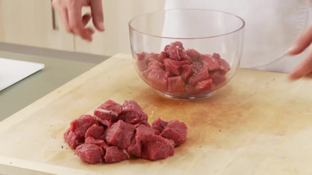 Мясо помещается в миску — стоковое видео