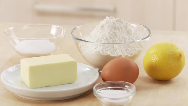Ingrediënten voor caramelstroop gebak — Stockvideo