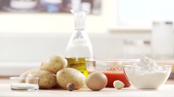 Ingrediënten voor gnocci met tomatensaus — Stockvideo