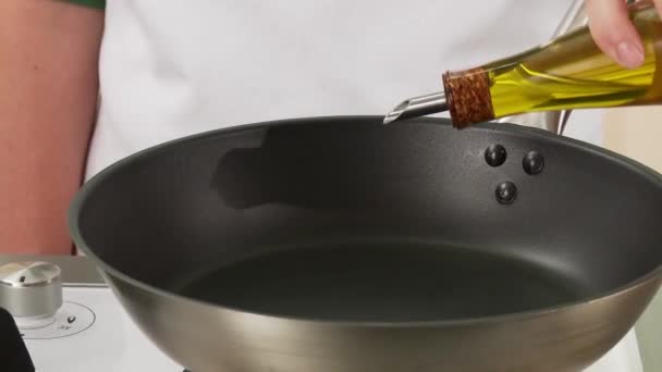 Olive oil being heated to a pan — Stock Video