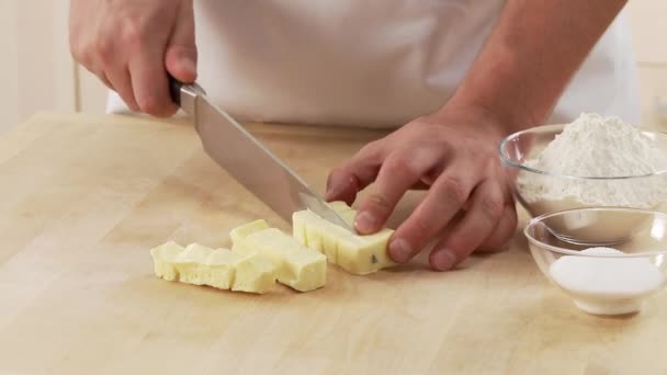 Масло режут. — стоковое видео