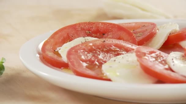 Tomate y mozzarella rociados con aceite — Vídeos de Stock