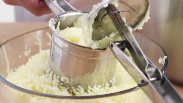 Картофель проходит через картофельный рисер — стоковое видео