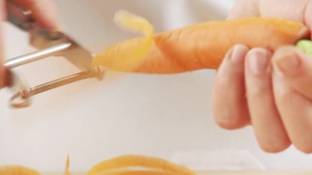 Carrot being peeled — Stock Video