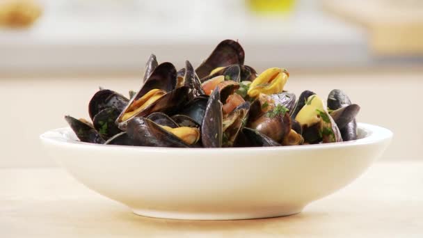 Moules dans un bouillon de vin — Video