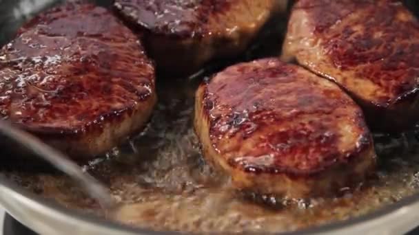 Steaks gegoten met boter — Stockvideo