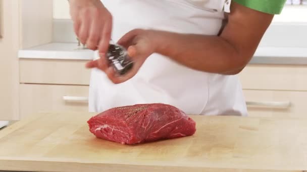 Ombro de carne de bovino temperado — Vídeo de Stock