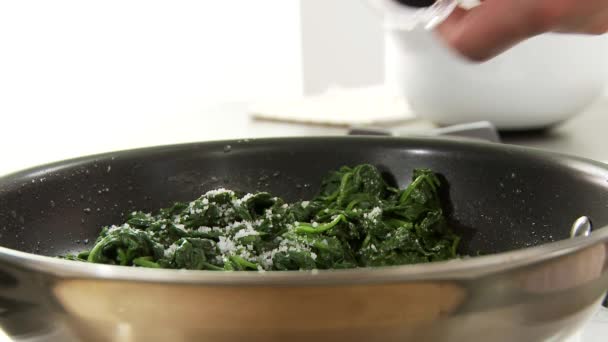 Spinach being seasoned — Stock Video