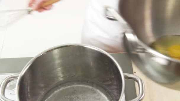 Ägg i en bain marie — Stockvideo