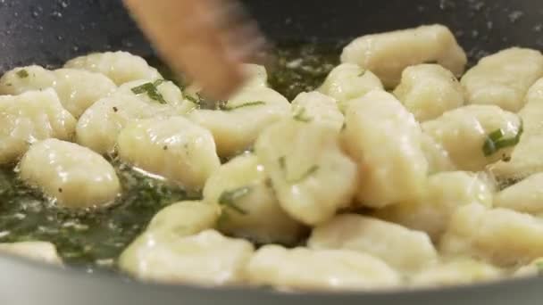 Gnocci y mantequilla de salvia — Vídeos de Stock