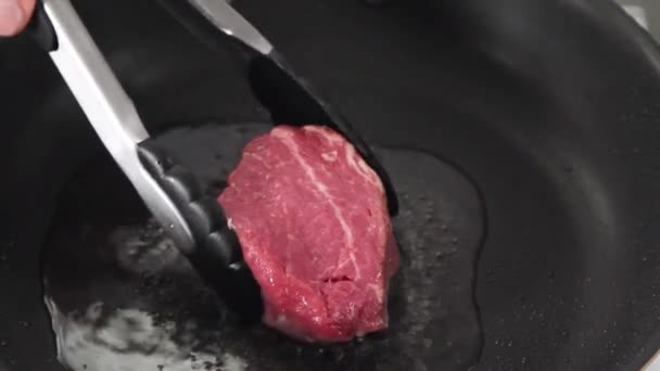 Bife frito em uma panela de ato de fritar — Vídeo de Stock