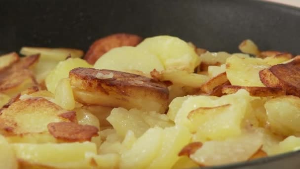 Fried potatoes in a pan — Stock Video