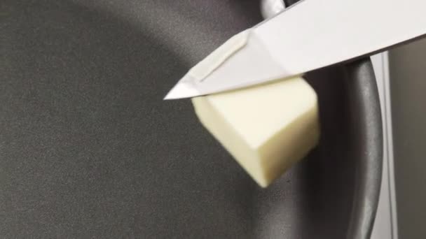 Manteiga em uma panela — Vídeo de Stock