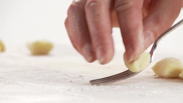 Gnocci étant roulé sur une fourchette — Video