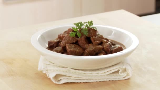 Gulasch organizzato con prezzemolo — Video Stock