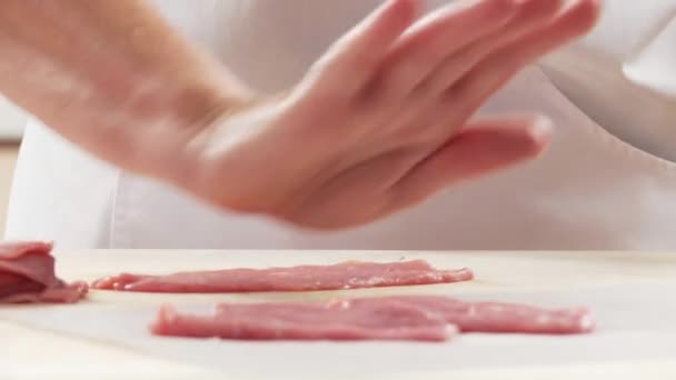 Köttskivorna att vara tenderized med bollar av handen — Stockvideo