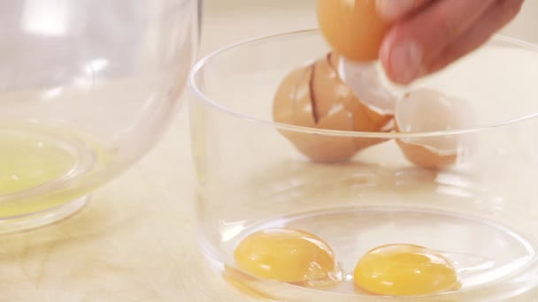 Яичный желток наливают в миску. — стоковое видео