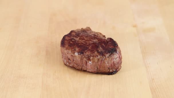 Steak being sliced — Stock Video