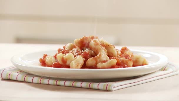 Gnocci siendo rociado con parmesano — Vídeo de stock