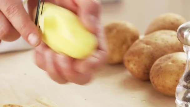 Chef descascando uma batata — Vídeo de Stock