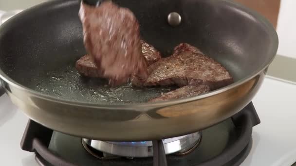 正在从泛红的油炸煎小牛肉块 — 图库视频影像