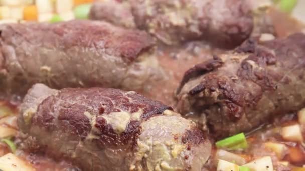 Rinderroulade mit Gemüse — Stockvideo