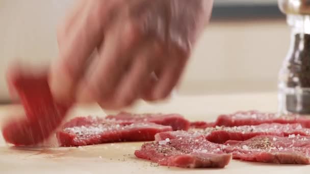 Escalopes de veau assaisonnées tournées — Video