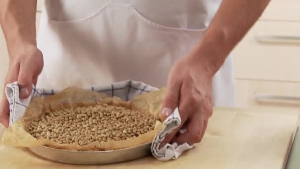 Papier à pâtisserie et légumineuses à enlever — Video