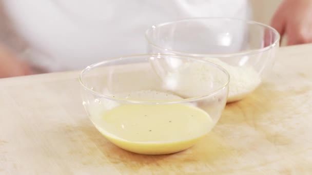 Tazón de yema de huevo y nata que se está tomando — Vídeo de stock