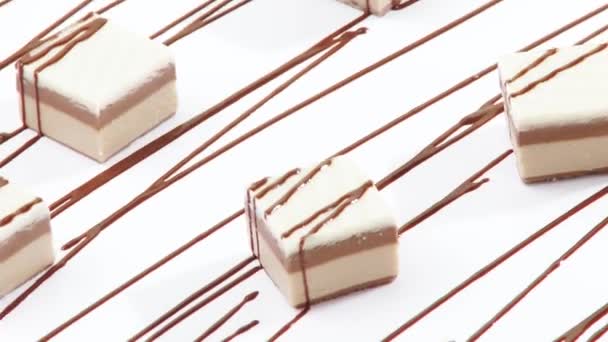 Süßigkeiten mit Schokoladennieselregen — Stockvideo