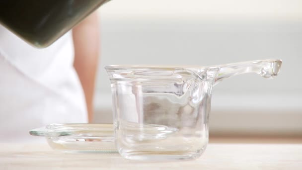 Gravy being poured into a gravy boat — Stock Video