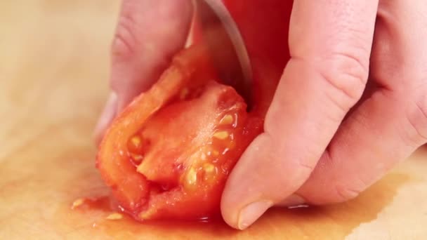 Loupaná rajčata jsou deseeded — Stock video