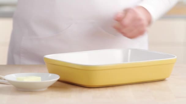Prato de cozimento com manteiga — Vídeo de Stock